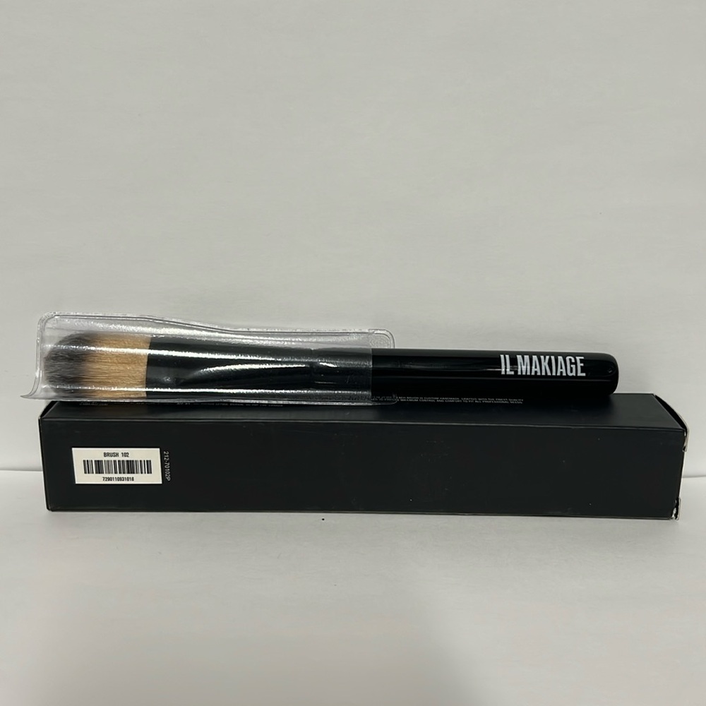 Il Makiage Brush 102Classic foundation
